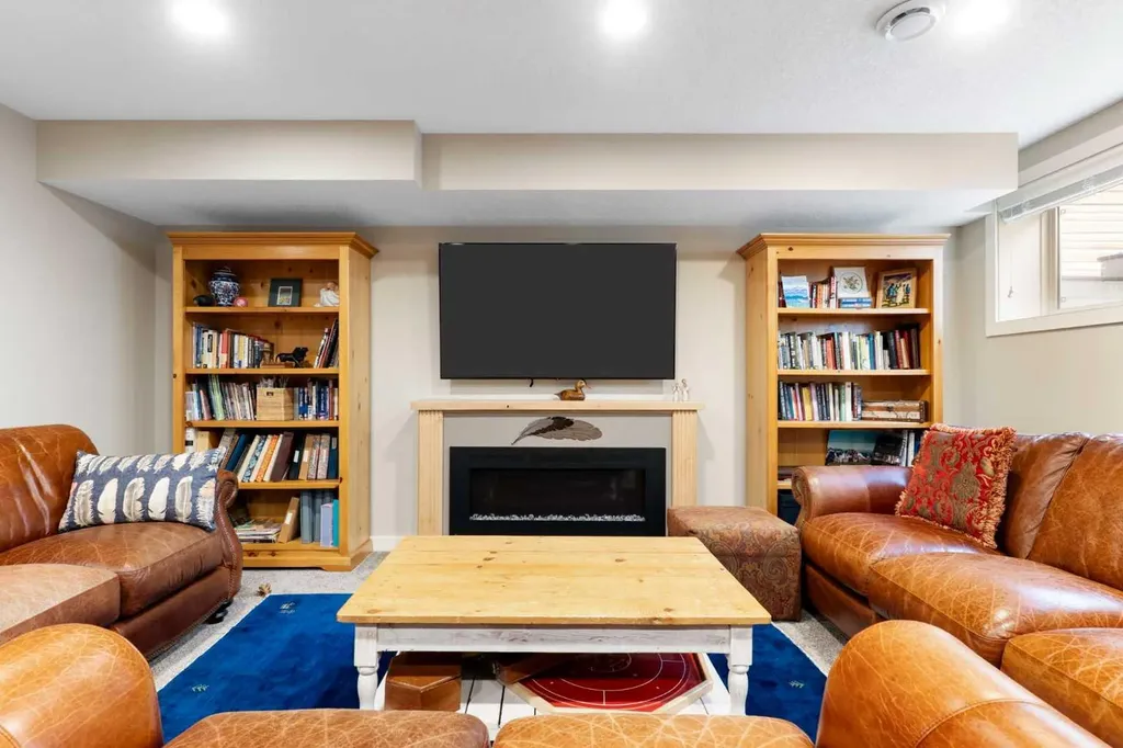 2008 43 Street NW Calgary AB T3B 6E4