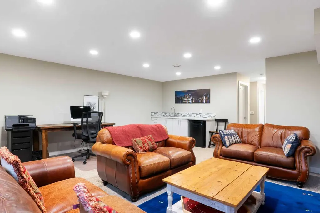 2008 43 Street NW Calgary AB T3B 6E4