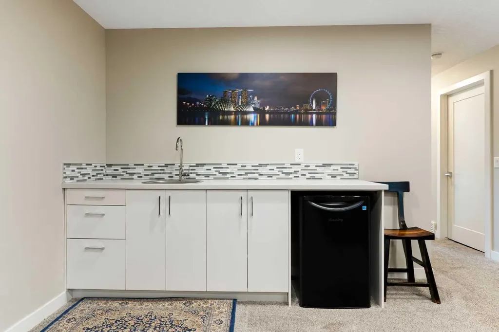 2008 43 Street NW Calgary AB T3B 6E4