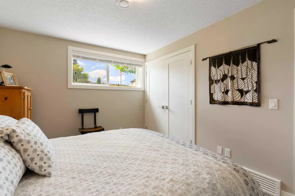2008 43 Street NW Calgary AB T3B 6E4