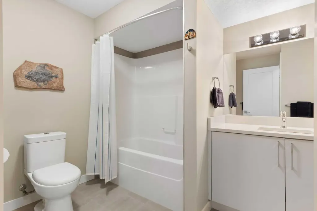 2008 43 Street NW Calgary AB T3B 6E4