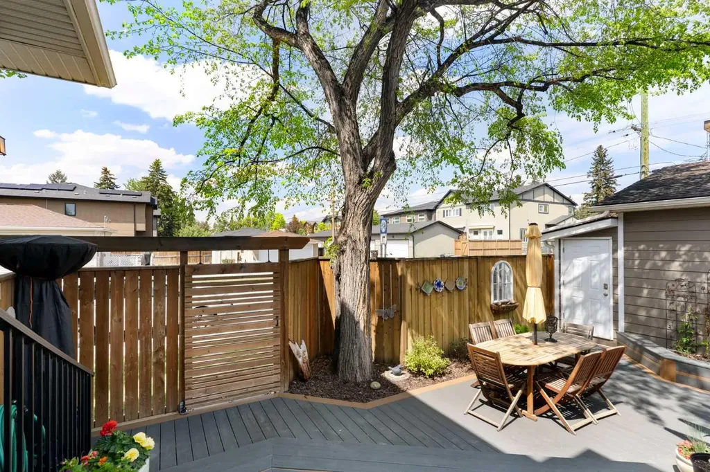 2008 43 Street NW Calgary AB T3B 6E4