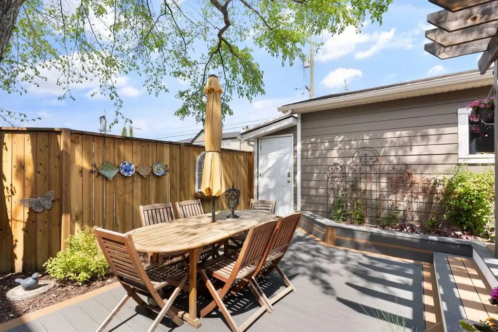 2008 43 Street NW Calgary AB T3B 6E4