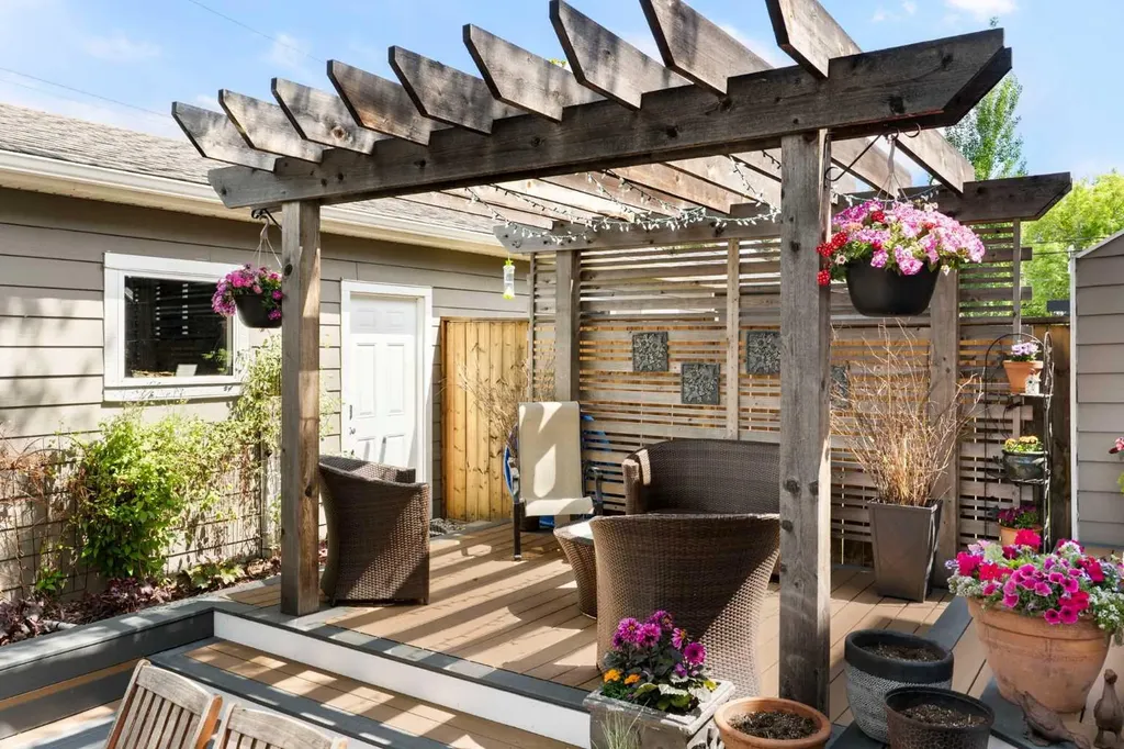 2008 43 Street NW Calgary AB T3B 6E4