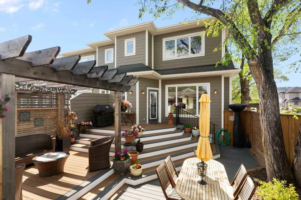 2008 43 Street NW Calgary AB T3B 6E4