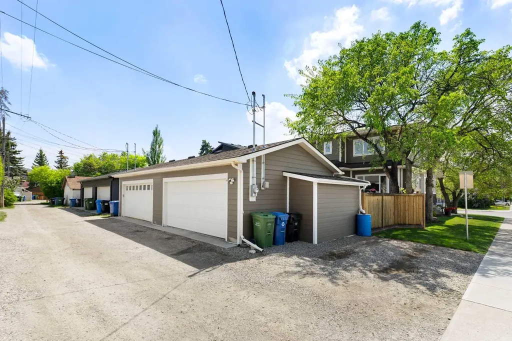 2008 43 Street NW Calgary AB T3B 6E4