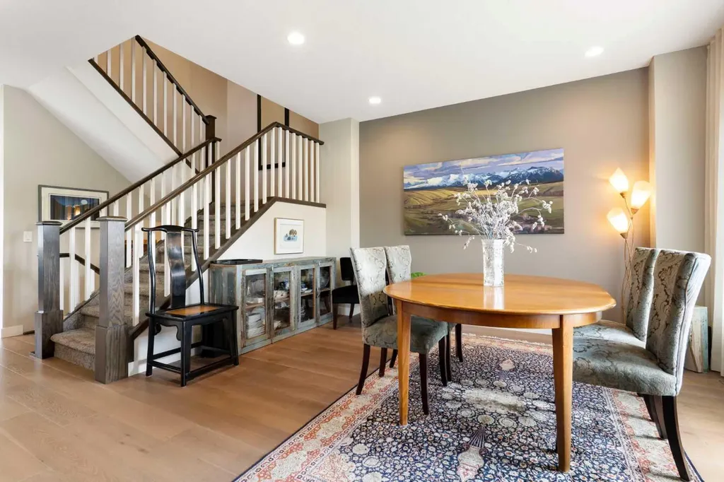 2008 43 Street NW Calgary AB T3B 6E4