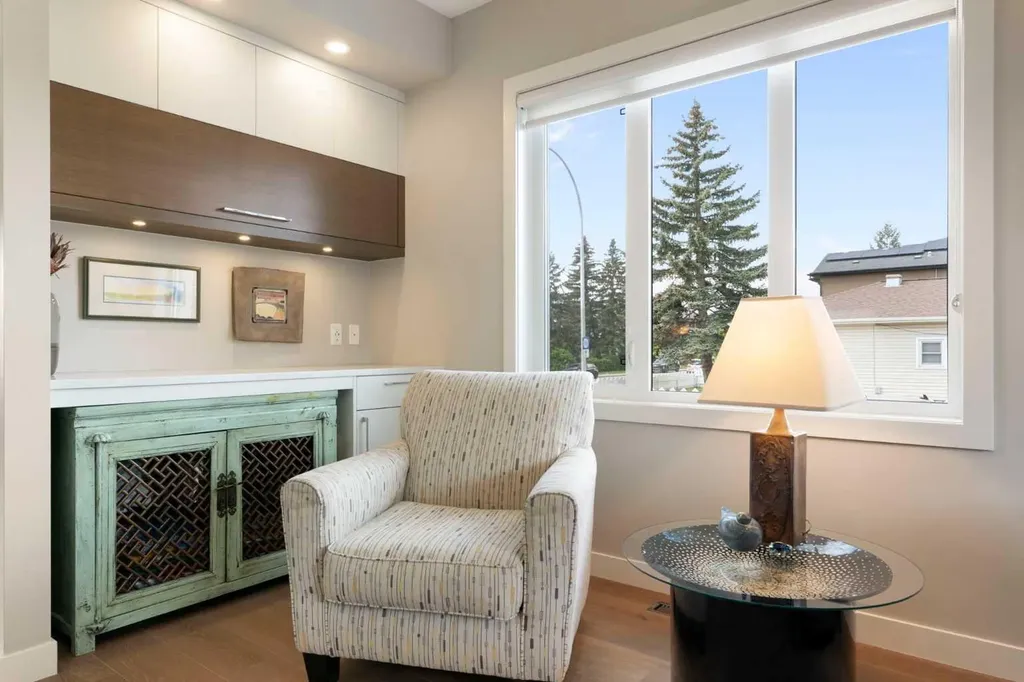 2008 43 Street NW Calgary AB T3B 6E4