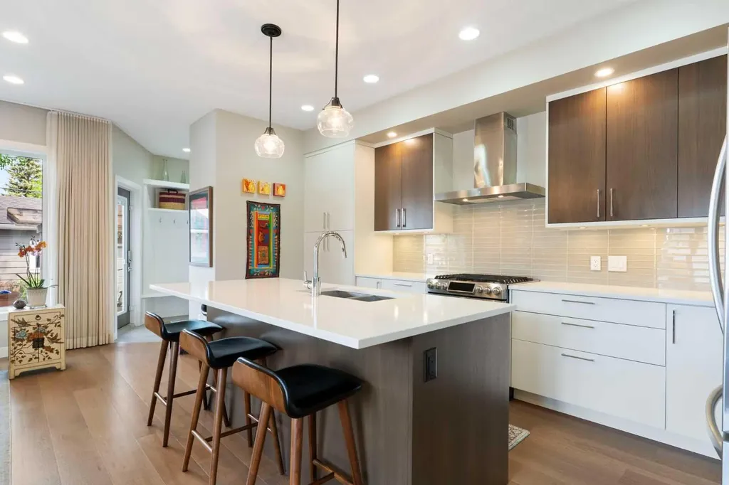 2008 43 Street NW Calgary AB T3B 6E4