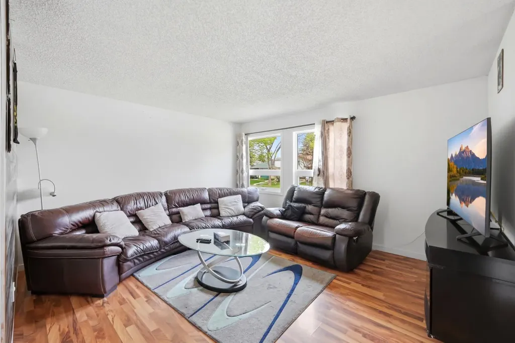 6907 4 Avenue NE Calgary AB T2A 6M1