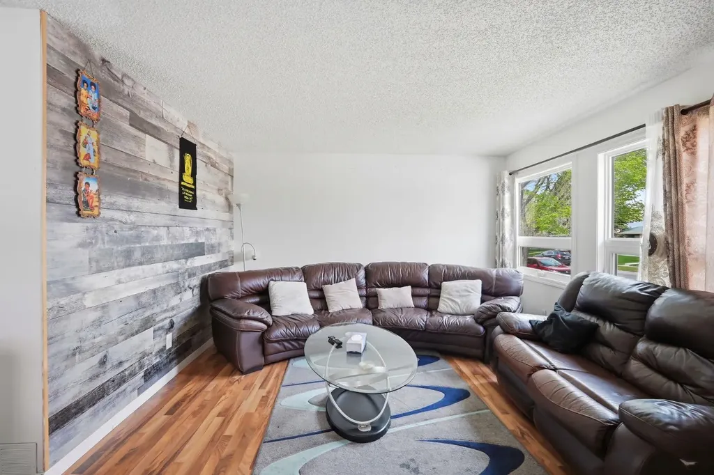 6907 4 Avenue NE Calgary AB T2A 6M1