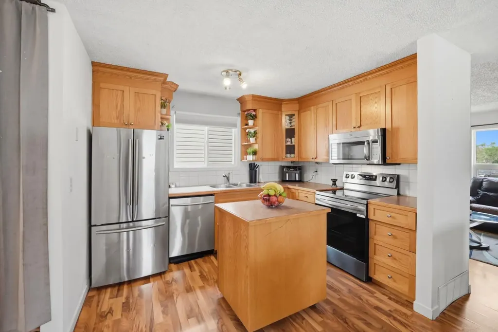 6907 4 Avenue NE Calgary AB T2A 6M1