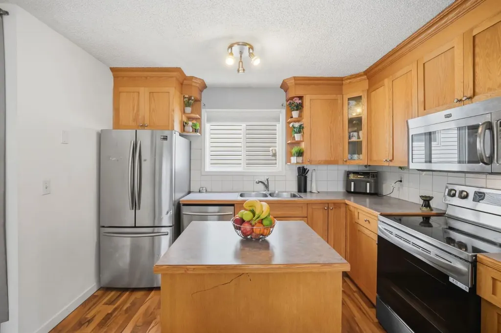 6907 4 Avenue NE Calgary AB T2A 6M1