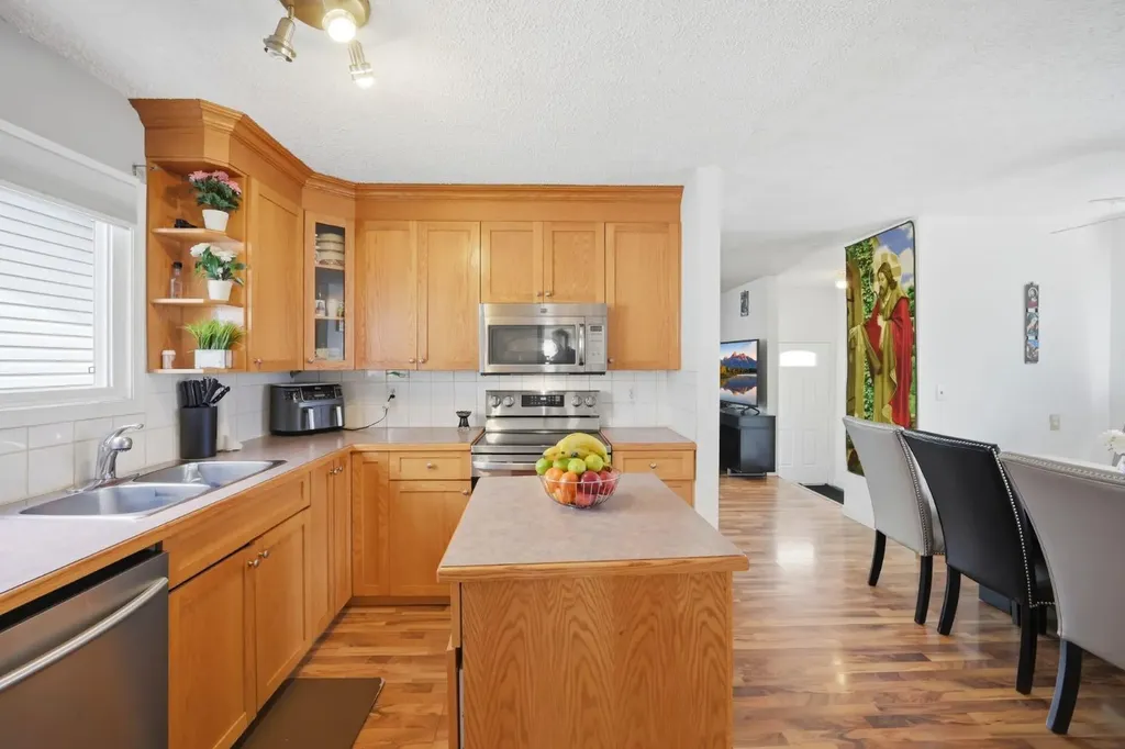 6907 4 Avenue NE Calgary AB T2A 6M1