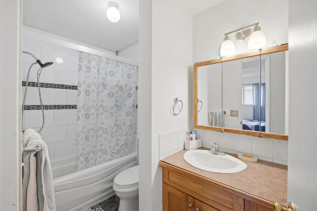 6907 4 Avenue NE Calgary AB T2A 6M1
