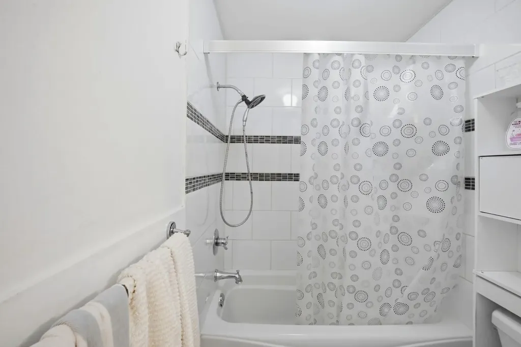6907 4 Avenue NE Calgary AB T2A 6M1