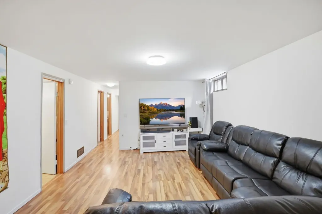 6907 4 Avenue NE Calgary AB T2A 6M1