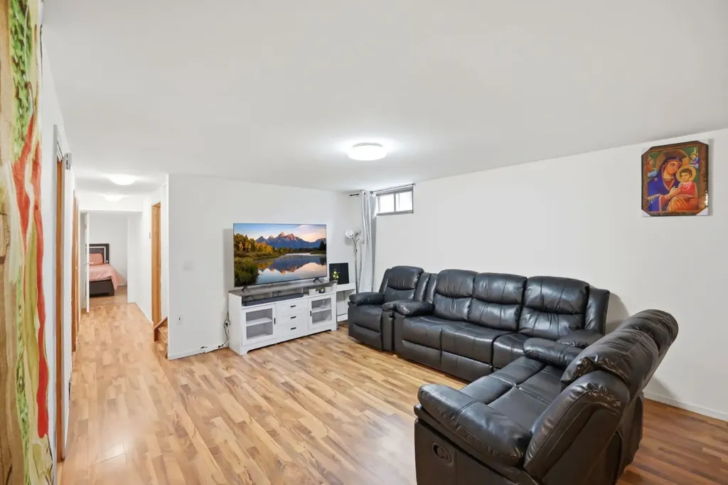6907 4 Avenue NE Calgary AB T2A 6M1