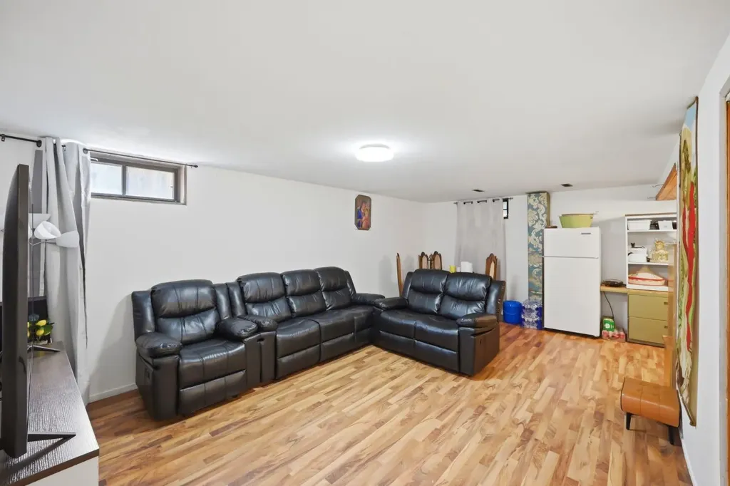 6907 4 Avenue NE Calgary AB T2A 6M1