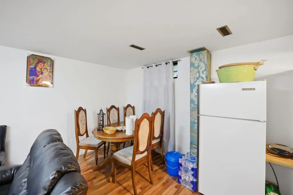 6907 4 Avenue NE Calgary AB T2A 6M1