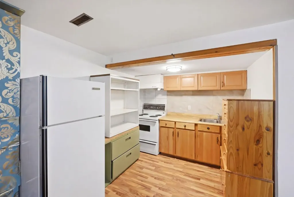 6907 4 Avenue NE Calgary AB T2A 6M1