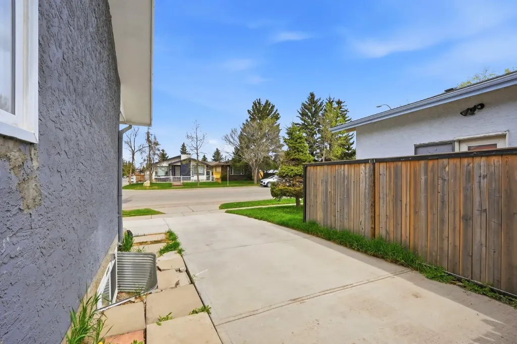 6907 4 Avenue NE Calgary AB T2A 6M1