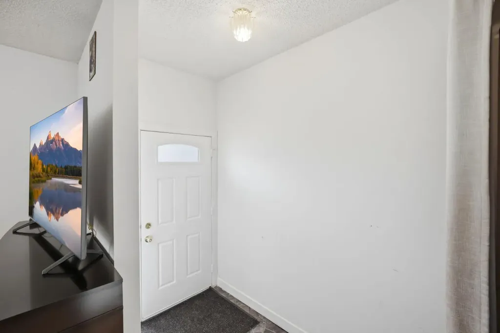 6907 4 Avenue NE Calgary AB T2A 6M1