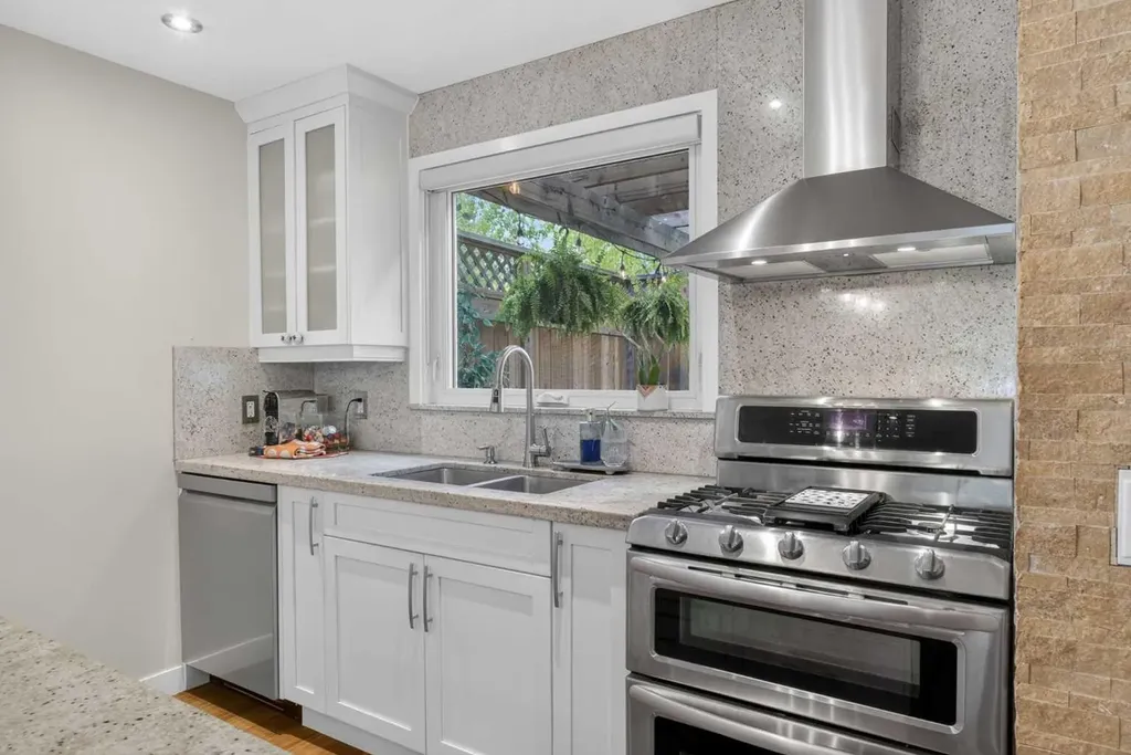 2232 26a Street SW Calgary AB T3E 2C3