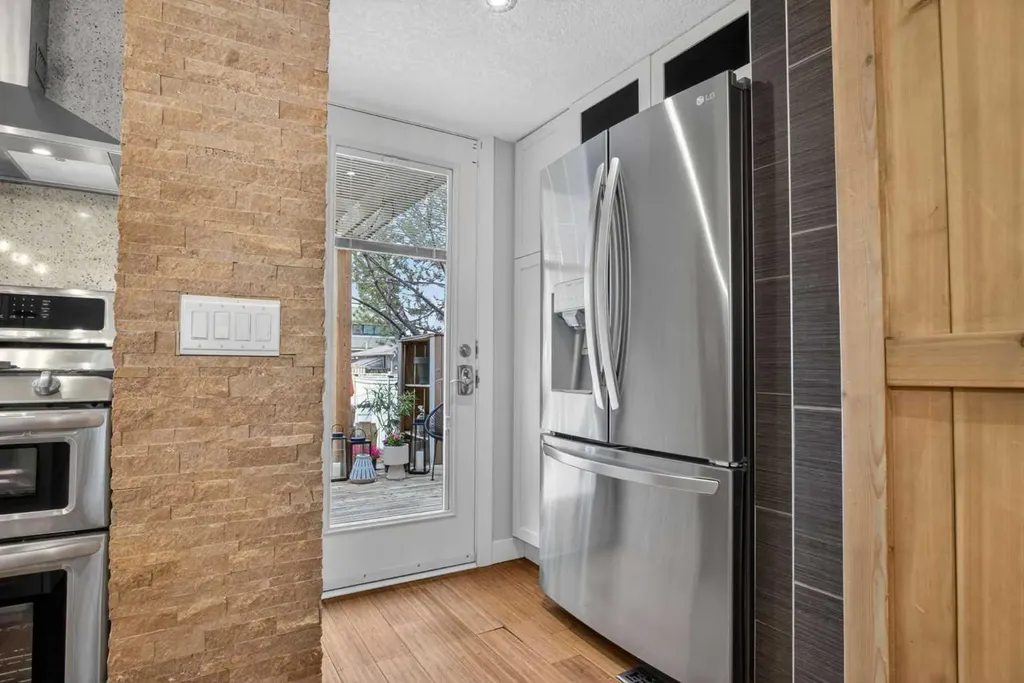 2232 26a Street SW Calgary AB T3E 2C3