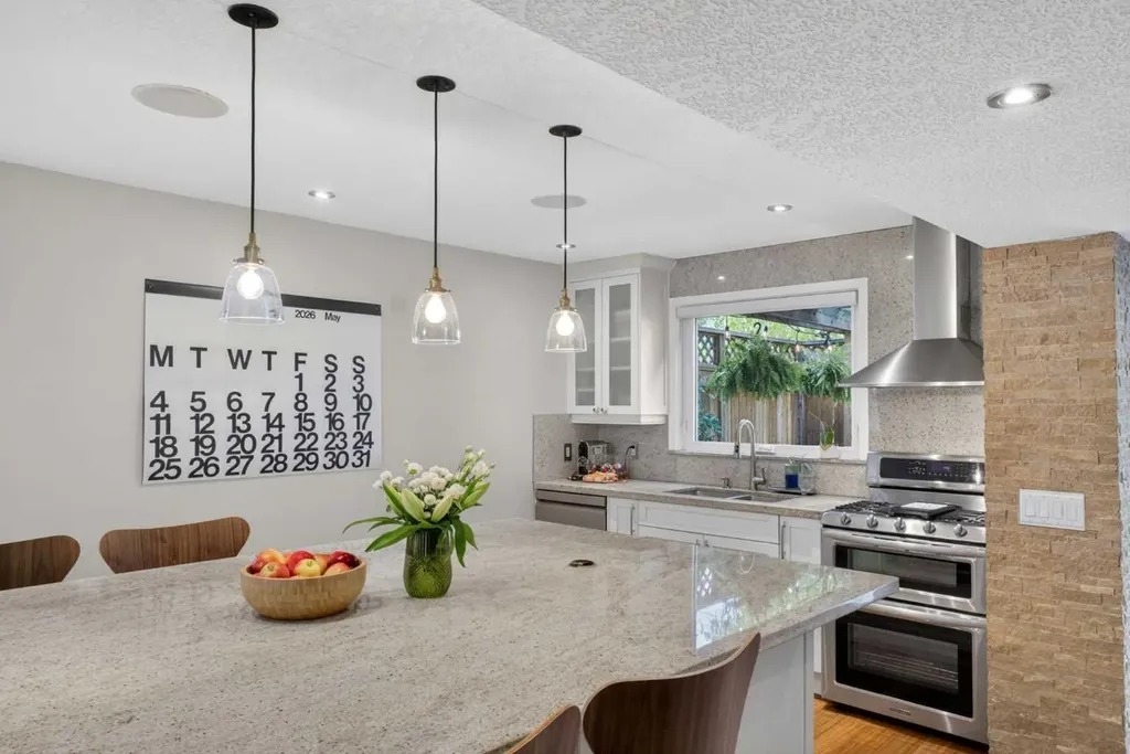 2232 26a Street SW Calgary AB T3E 2C3