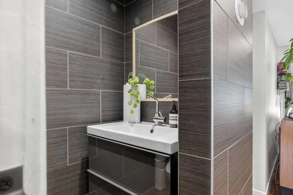 2232 26a Street SW Calgary AB T3E 2C3
