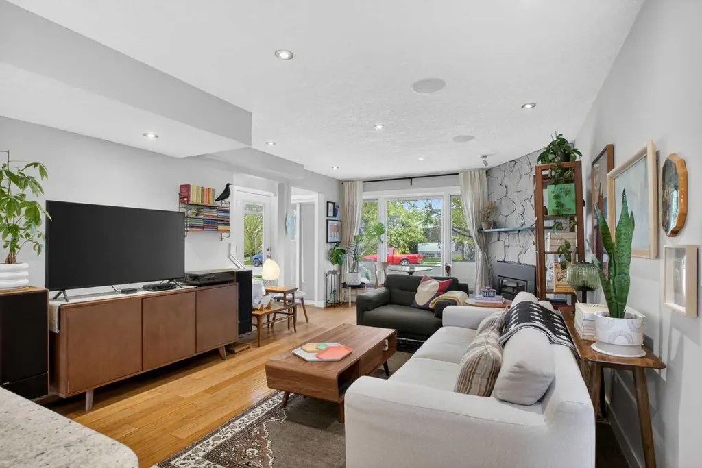 2232 26a Street SW Calgary AB T3E 2C3