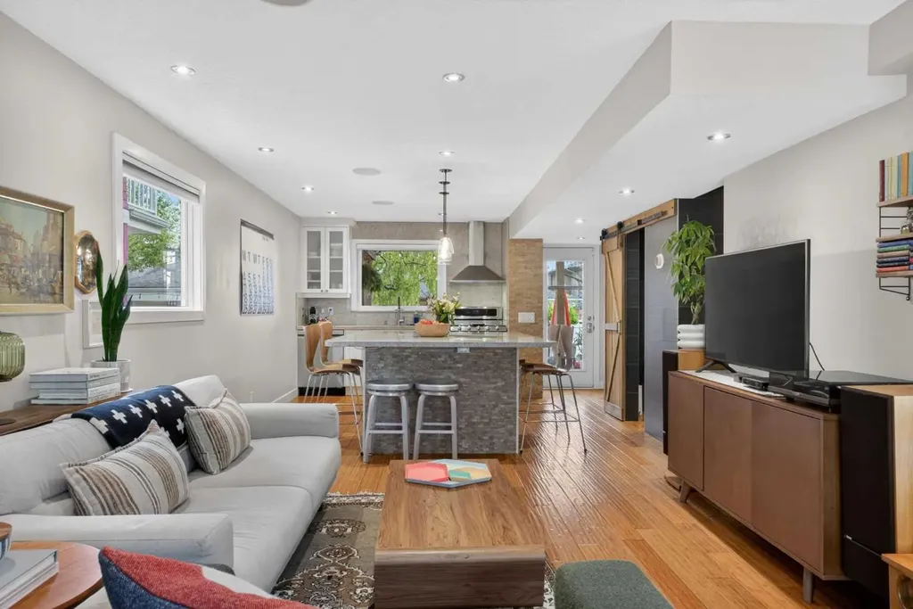 2232 26a Street SW Calgary AB T3E 2C3