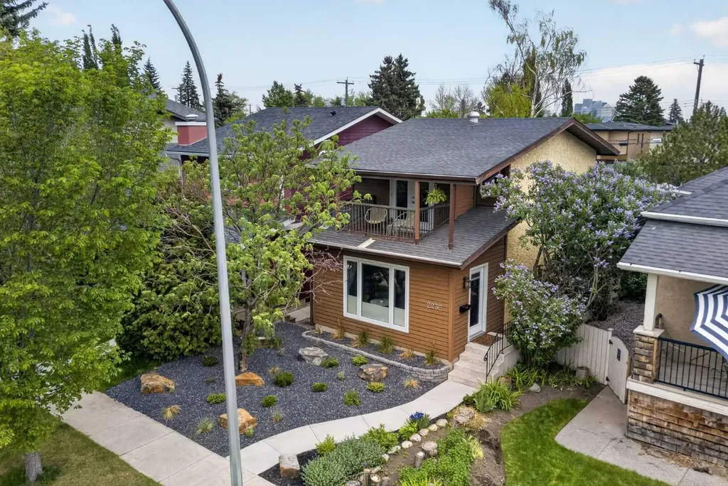 2232 26a Street SW Calgary AB T3E 2C3