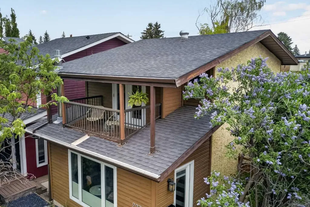2232 26a Street SW Calgary AB T3E 2C3