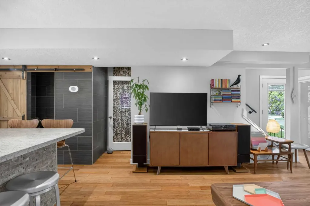 2232 26a Street SW Calgary AB T3E 2C3