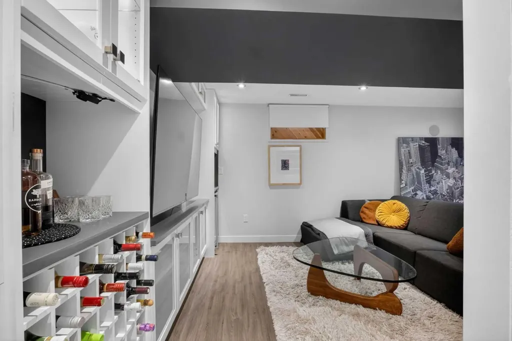 2232 26a Street SW Calgary AB T3E 2C3