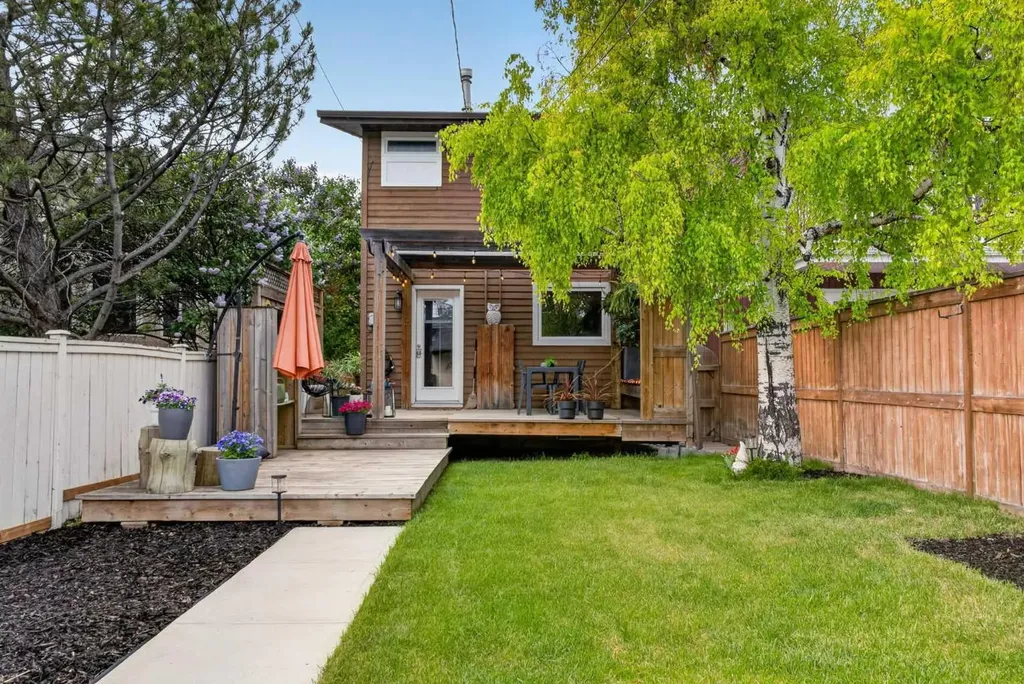 2232 26a Street SW Calgary AB T3E 2C3