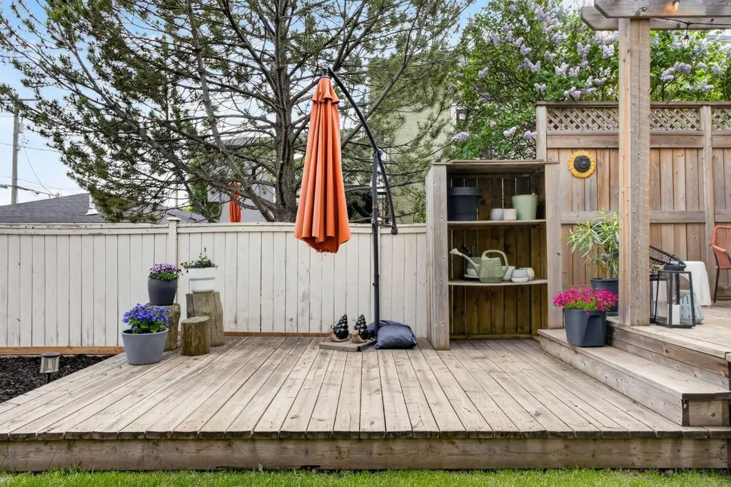 2232 26a Street SW Calgary AB T3E 2C3