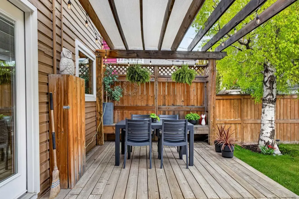 2232 26a Street SW Calgary AB T3E 2C3