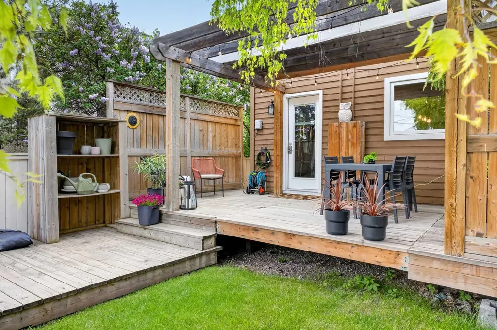 2232 26a Street SW Calgary AB T3E 2C3
