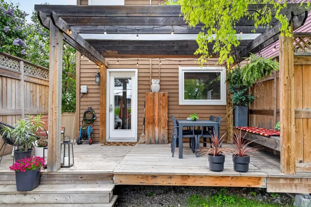 2232 26a Street SW Calgary AB T3E 2C3