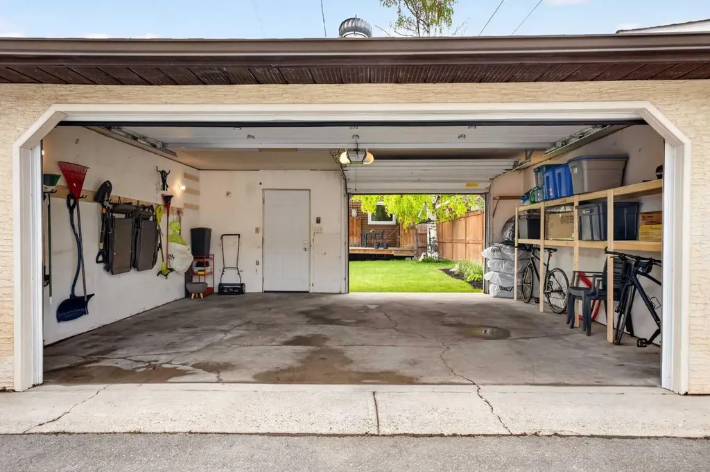 2232 26a Street SW Calgary AB T3E 2C3