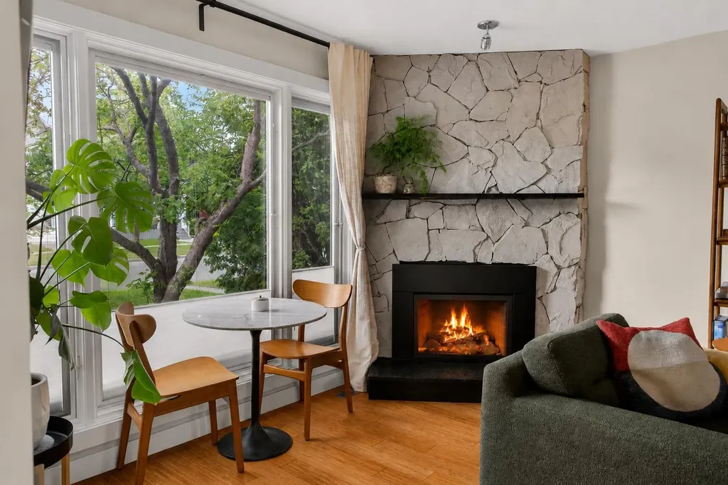 2232 26a Street SW Calgary AB T3E 2C3