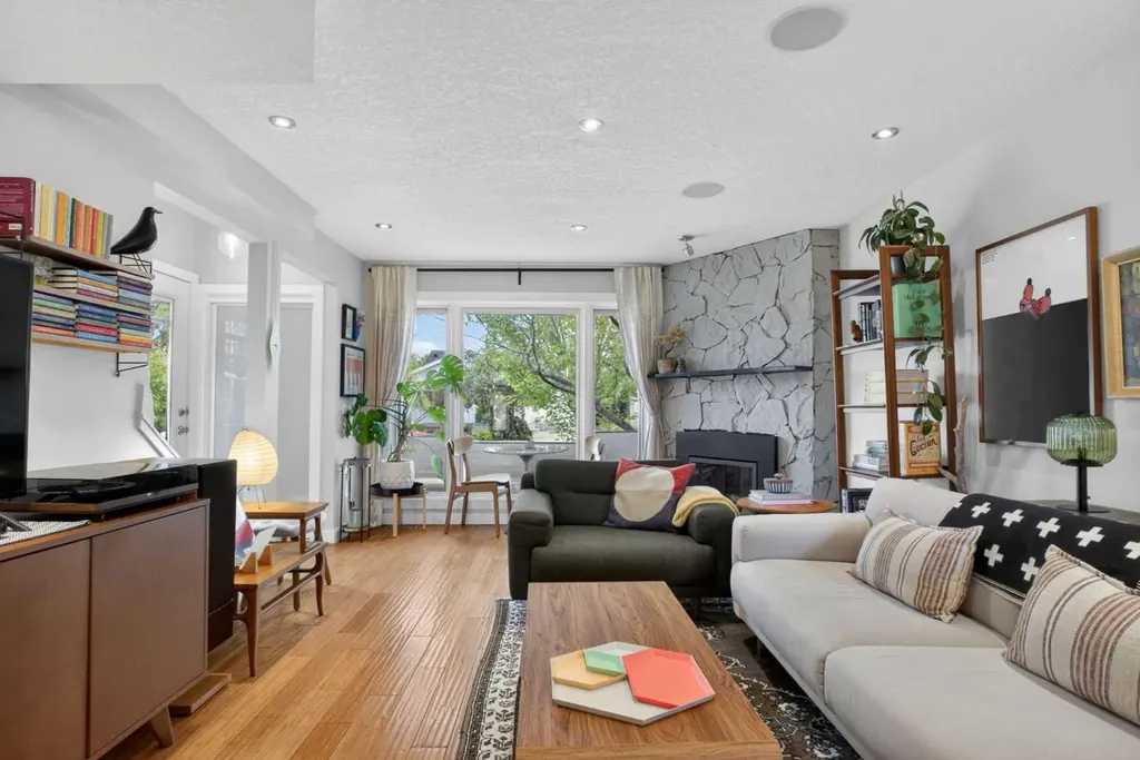 2232 26a Street SW Calgary AB T3E 2C3