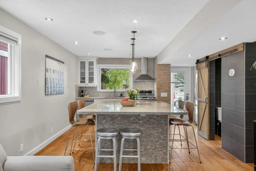 2232 26a Street SW Calgary AB T3E 2C3
