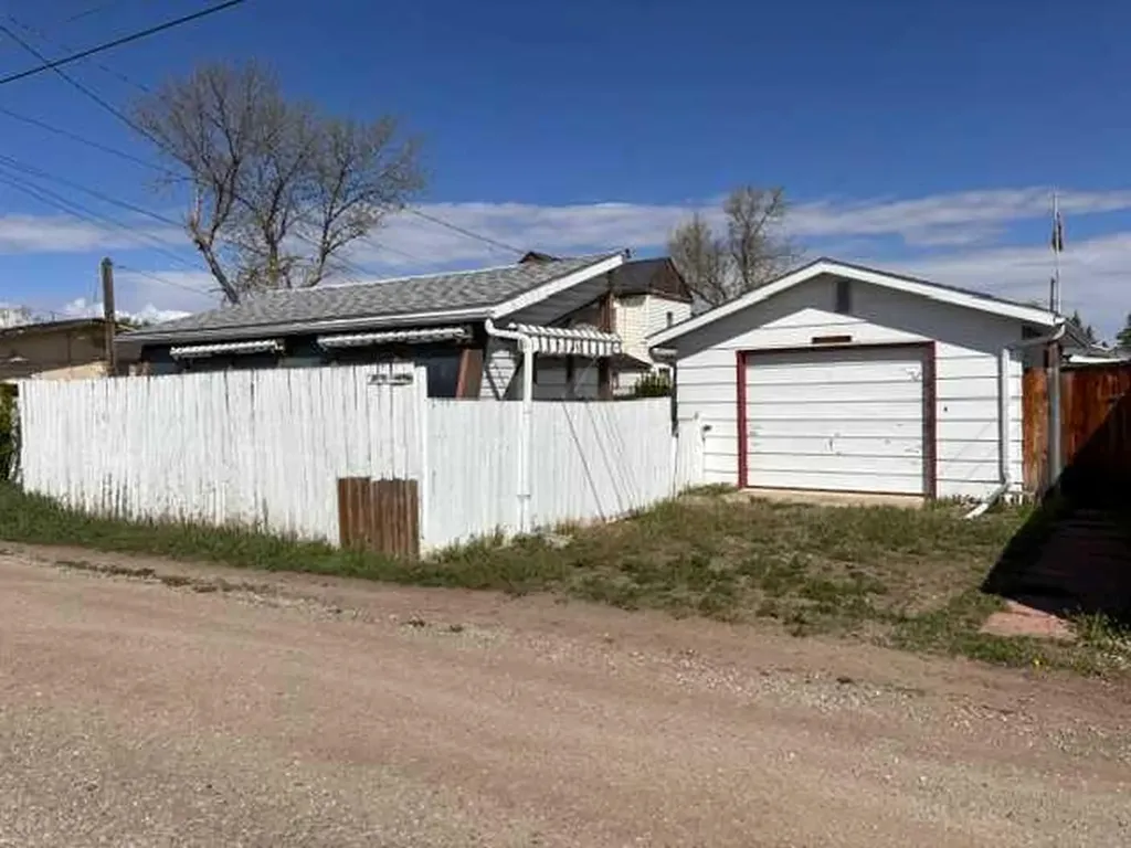 341 50 Avenue W Claresholm AB T0L0T0