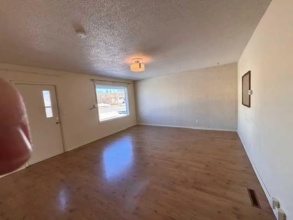 341 50 Avenue W Claresholm AB T0L0T0