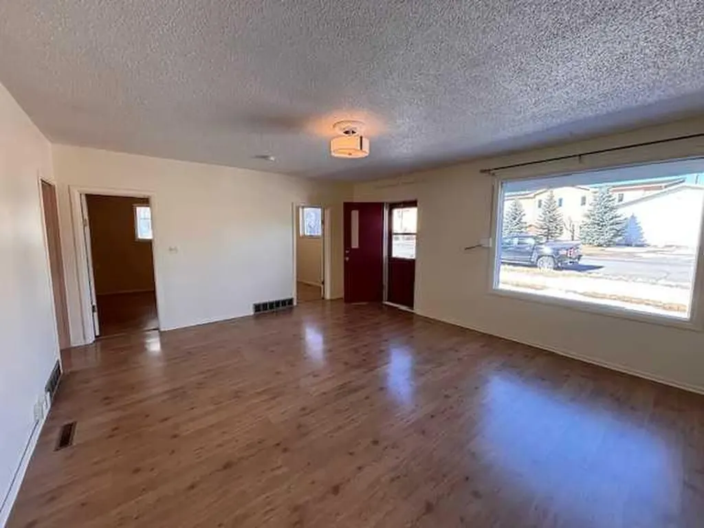 341 50 Avenue W Claresholm AB T0L0T0