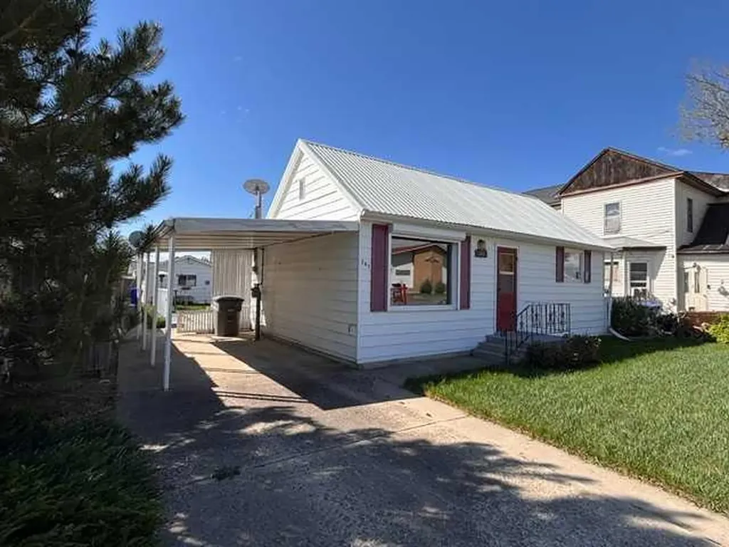 341 50 Avenue W Claresholm AB T0L0T0